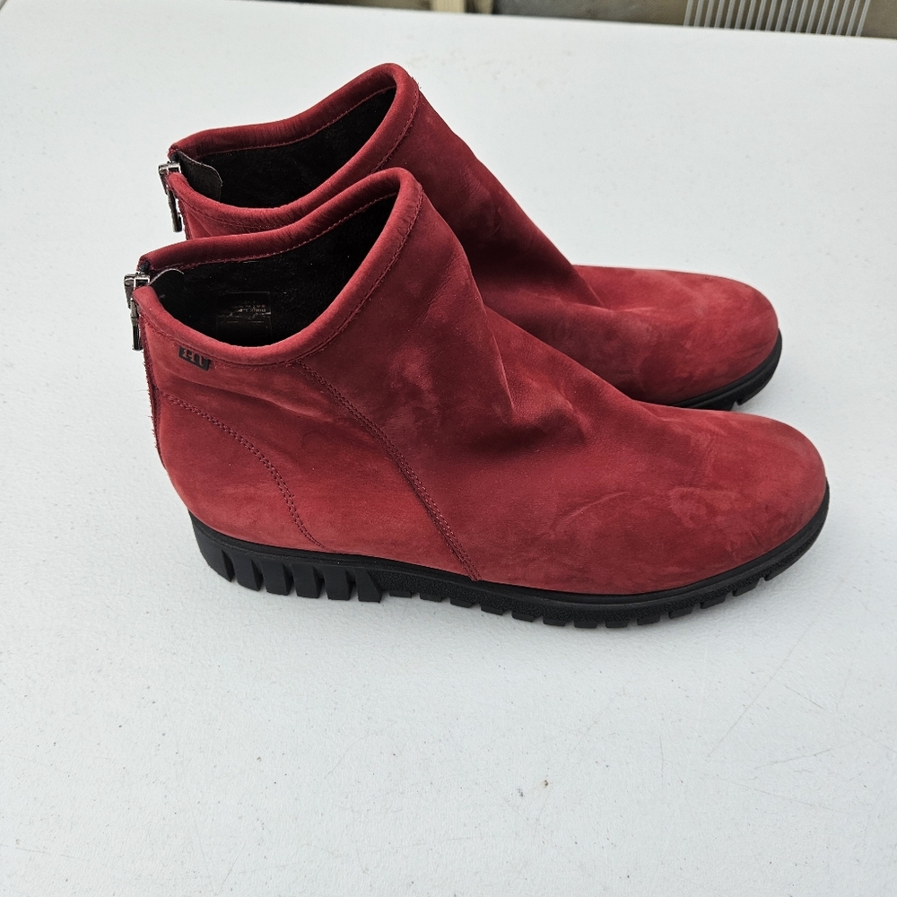 Pepe Menargues red suede leather ankle booties. Size 41